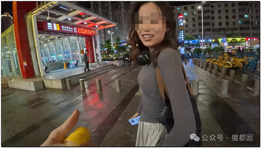自掏腰包和刚认识的西人开房?大尺度视频疯传!中国女生账号被扒,开直播遭网民狂骂(视频/组图) - 4