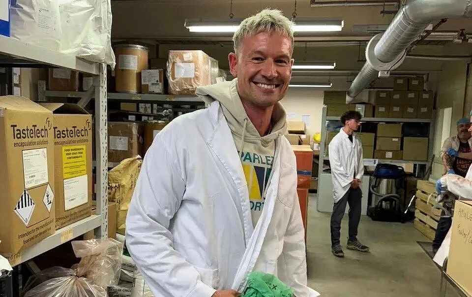 他战胜了癌症,却输给一只青蛙?迷信土著偏方往自己身上涂毒,结果就...(组图) - 2