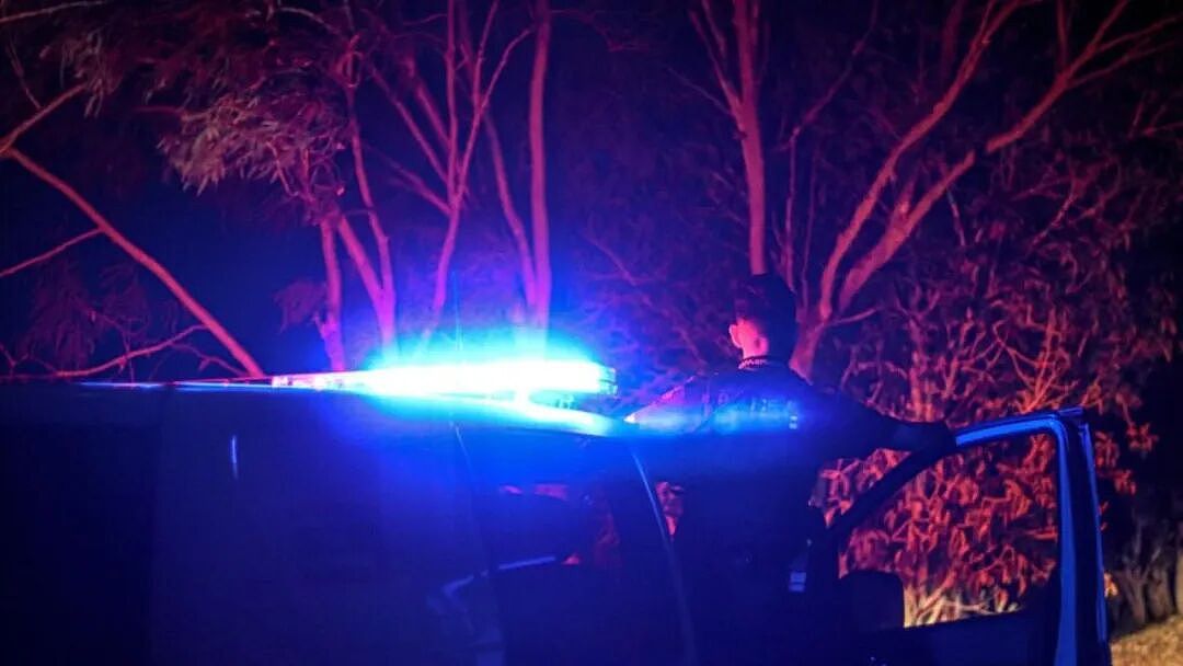 众人惊恐！10人挥刀殴斗墨尔本市区火车站大厅内；维州女司机停个车要被持刀抢劫（组图） - 10