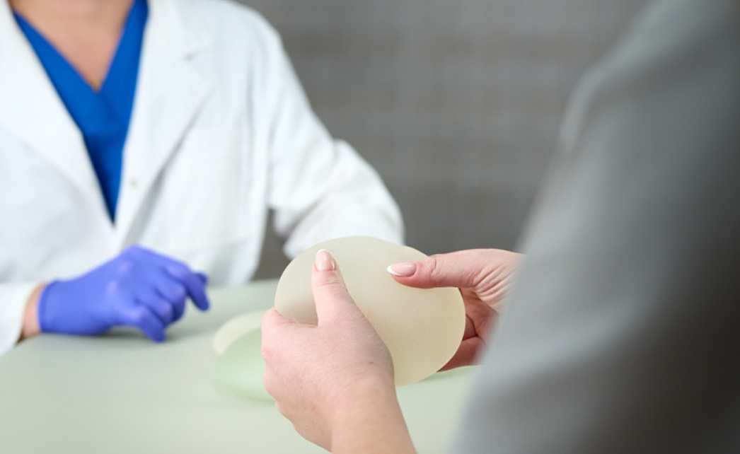 只用一年,成色极好!俄罗斯女人靠卖二手硅胶胸,疯狂回血… - 2