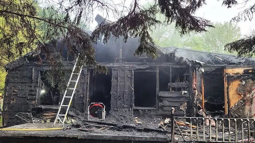男孩在家中纵火意外烧死妹妹，也趁机揭开了父亲残忍的真面目 - 1