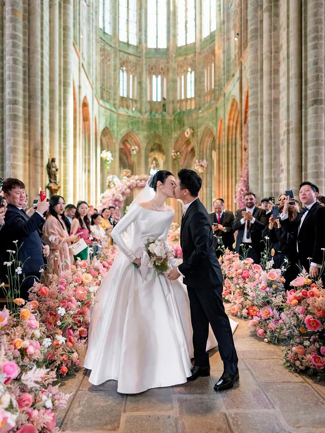 奚梦瑶何猷君婚礼细节曝光，花费上亿被吐槽：好寒酸！ - 17