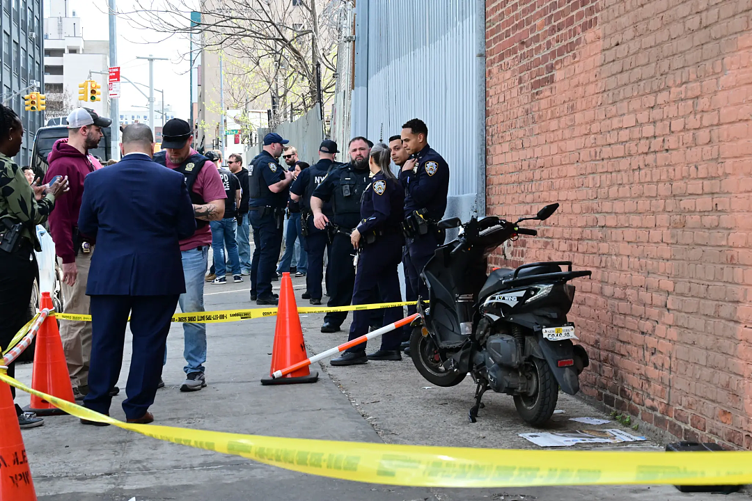 当街遇扫射!女婴头部中弹,已经无声息的死了....妈妈爆哭崩溃(视频/组图) - 5