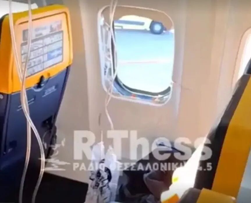 高空惊魂!飞机飞至2万英尺舷窗突然脱落,61岁乘客被吸出机外,妻子拼死拉住丈夫 - 7