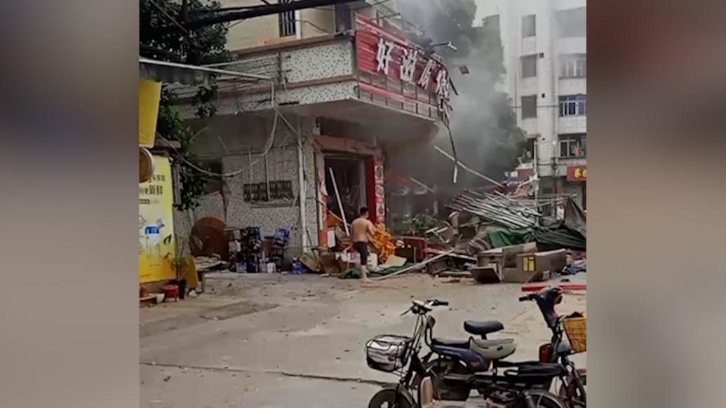 肇庆一歇业烧烤店疑似发生液化气罐泄漏引发闪爆，3名路人受伤
