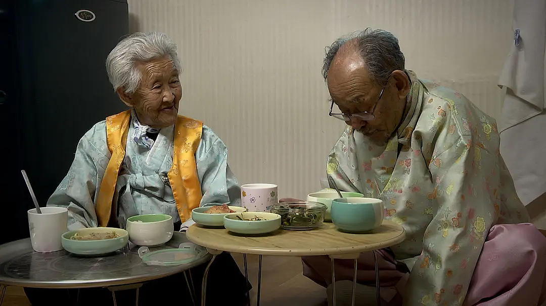 感动全网纪录片102岁女主去世!与夫相守76年,朴素爱情惹哭观众(组图) - 13