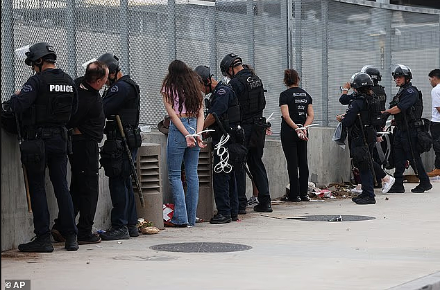 全美抗议升级!水泥块砸向警察、催泪弹弥漫街头,多地爆发正面对抗(组图) - 5