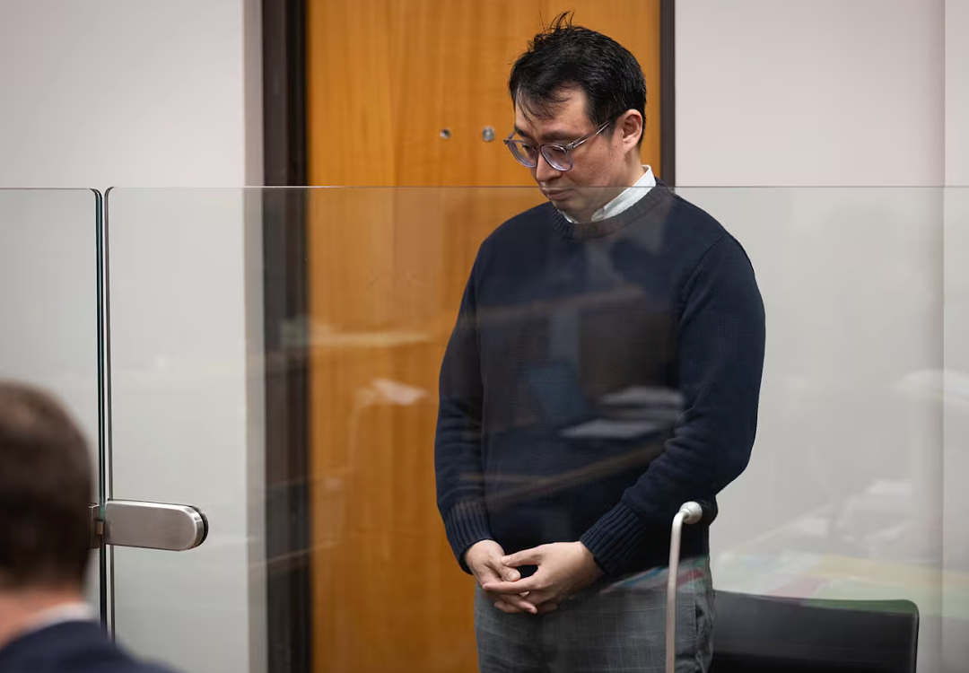 奥克兰会计师6年偷拍近400名男性!泳池更衣室藏手机作案,身份曝光仅判居家监禁 - 2