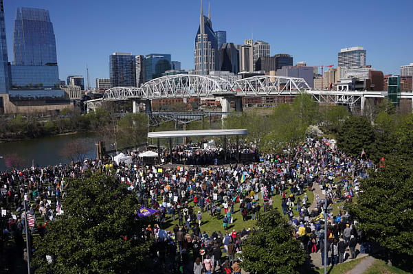 3000场抗议席卷全美！百万民众上街大喊“特朗普下台”，白宫：有人出钱仇恨美国（组图） - 15
