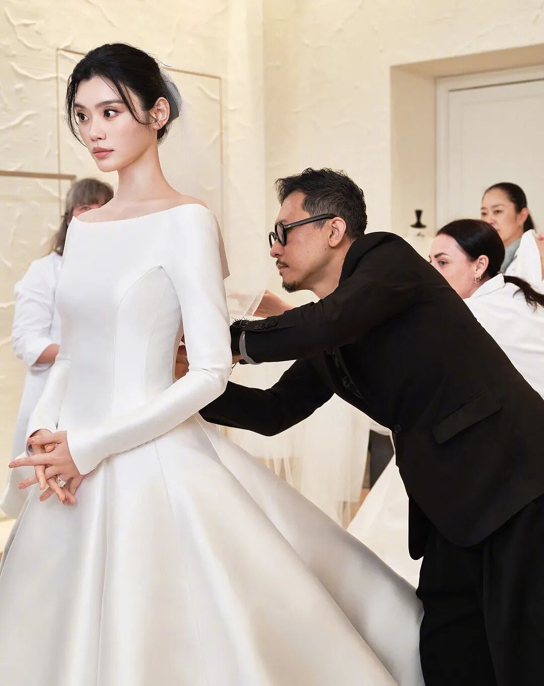 奚梦瑶何猷君婚礼细节曝光，花费上亿被吐槽：好寒酸！ - 23