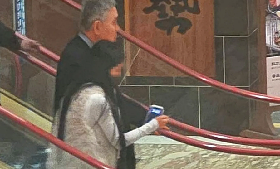 74岁富豪约会20岁女大学生,去年曝出5岁私生子,被索10亿抚养费!一生情史丰富(组图) - 2