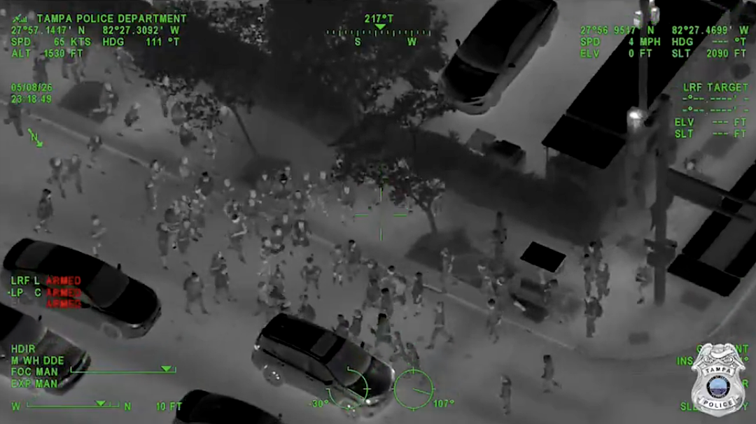 美国多地夜晚青少年街头大聚会变乱斗,枪声四起互殴飙车,太乱...(组图) - 14