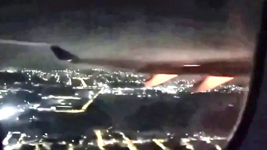 突发! 载286人客机起飞后发动机爆炸, 火光四溅, 乘客吓哭! 视频曝光 - 2