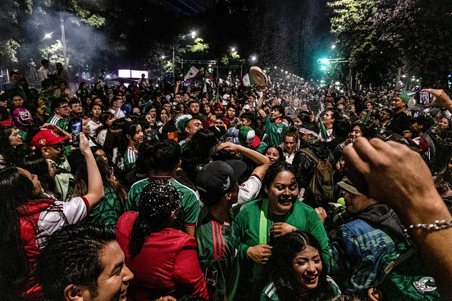 至少3死！墨西哥进世界杯16强引爆全国狂欢，百万人上街狂欢现场爆发踩踏 - 3
