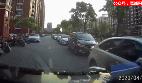 离谱！儿童独自外出冲上马路险被撞，引发安全关注（组图） - 57