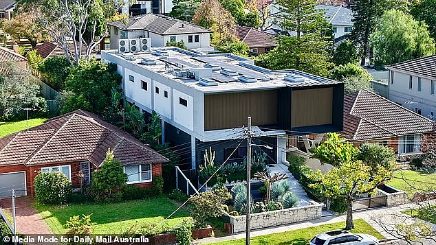 牛!澳洲一豪宅加盖多个违建,拒绝拆除!房主每周还$4万房贷,却称没钱拆除! - 2
