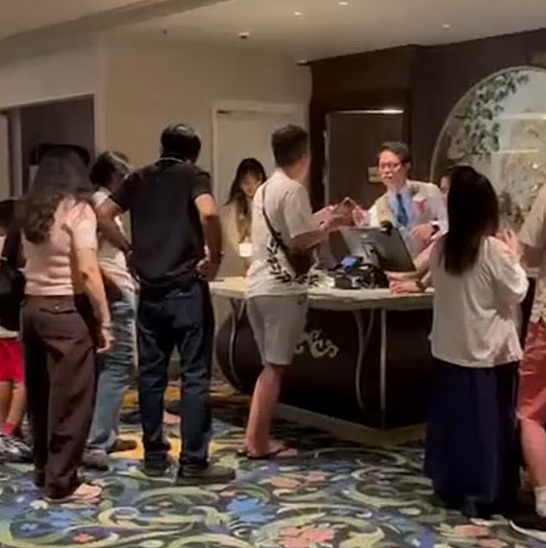 5000人滞留新加坡码头近1天、酒店像“难民营”…迪士尼邮轮曝重大故障!现场哭声一片险失控 - 11