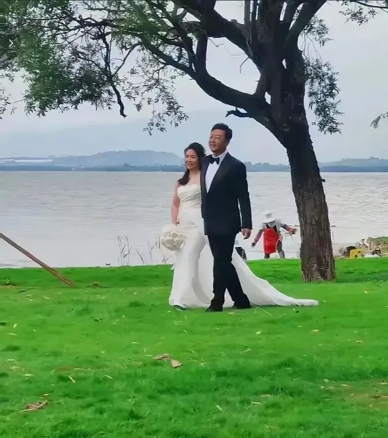郭涛携小17岁妻子大理补拍婚纱照！儿子石头185cm帮妈妈提裙摆，20年恩爱藏不住（组图） - 2