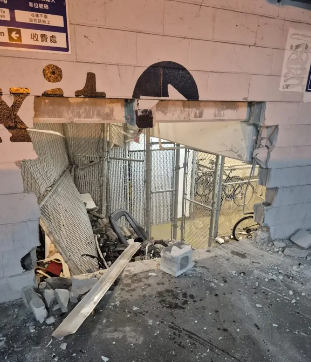 可怕！知名中餐馆停车场内特斯拉失控，撞穿墙壁满地碎片，半个车身卡洞里！（组图） - 4