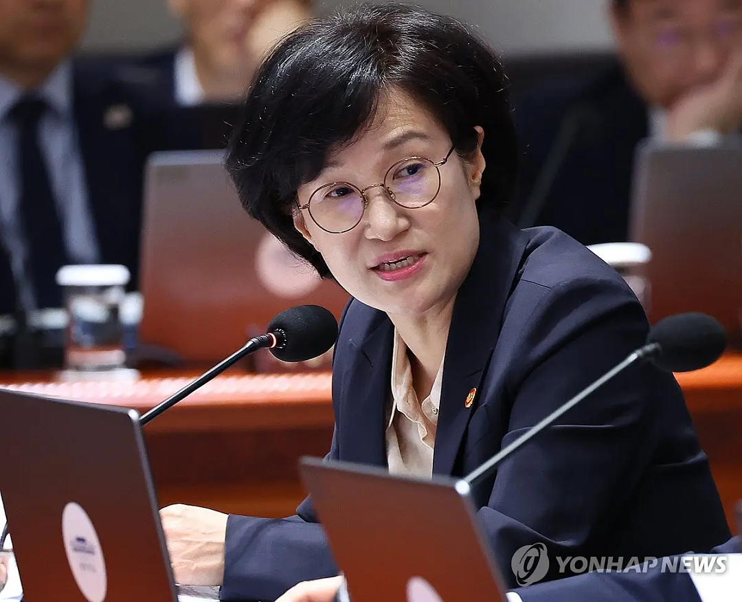 韩国宣布“卫生巾全民免费”？厕所随需随取免费拿，网友：早该这样！ - 8