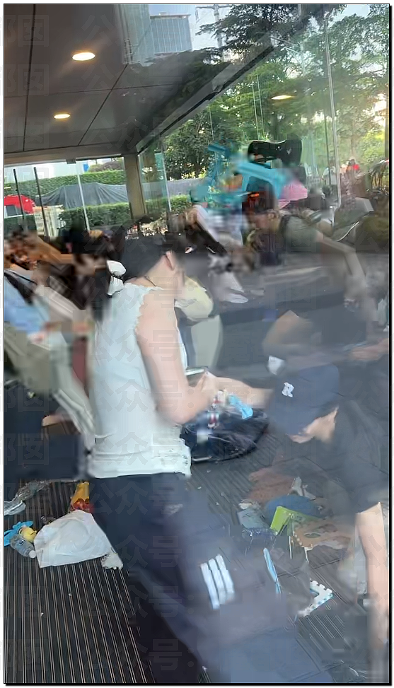 张凌赫粉丝活生生挤爆玻璃大门!多人流血受伤+摔倒在玻璃渣上(组图) - 61