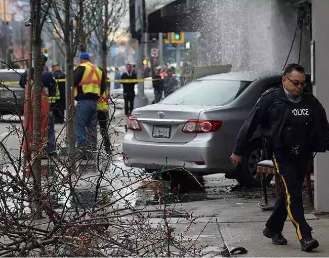 离奇车祸!摩托车“起飞”挂在红绿灯上,视频流出后全网炸了...(组图) - 17