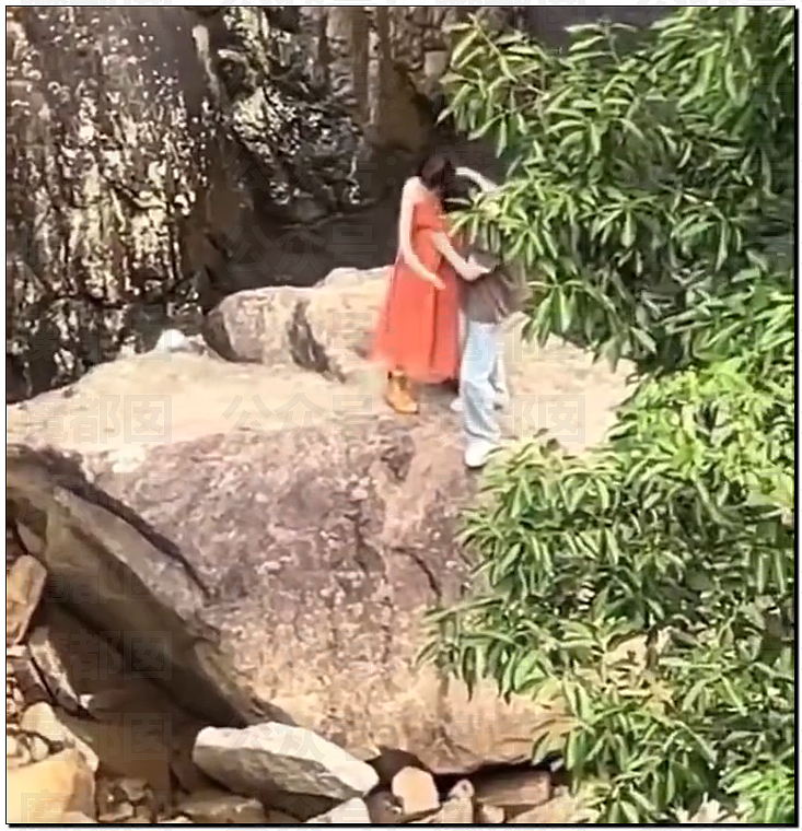 公然袭胸?陈立农拍戏时疑触碰张艺凡胸部,视频曝光引热议(组图) - 3