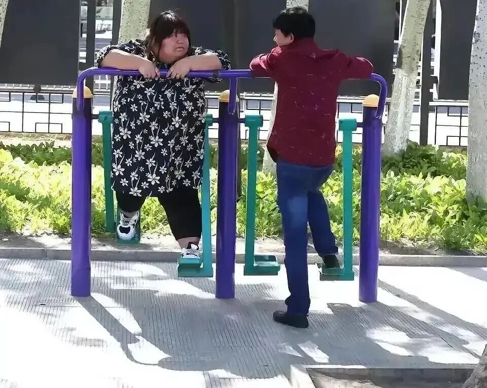 昔日“校花”被丈夫喂到330斤!睡塌三张床,流产两次,走路都困难!丈夫坦言:我就喜欢她这样! - 7