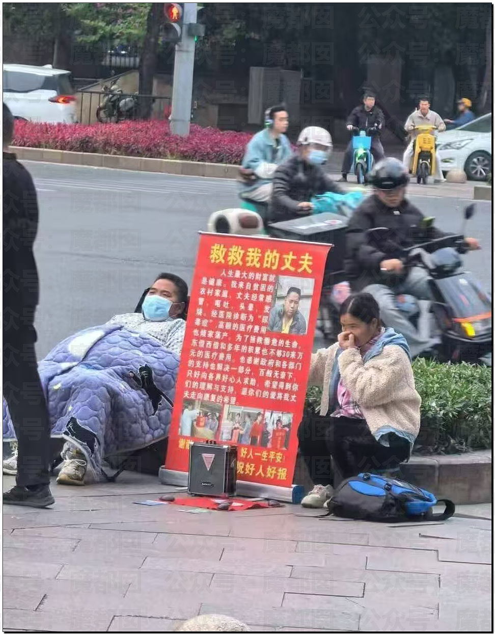 张凌赫粉丝活生生挤爆玻璃大门!多人流血受伤+摔倒在玻璃渣上(组图) - 34