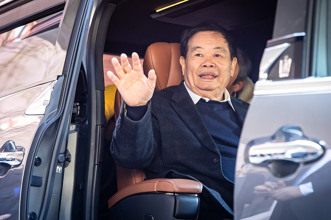 曹德旺现身福耀玻璃年度股东会,力挺儿子曹晖:“他当董事长,干得比我强”(组图) - 1