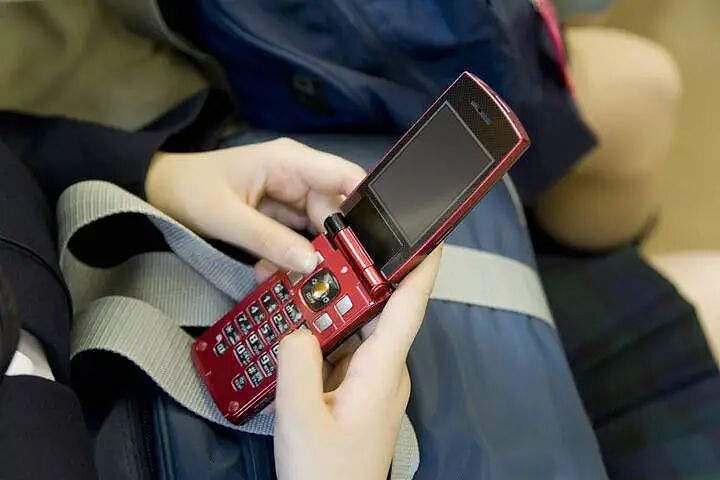 新加坡Z世代复古热潮席卷全球：MP3、有线耳机、翻盖手机成时代新宠（组图） - 2