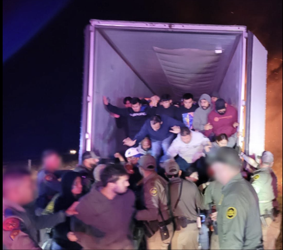 美国边境上演生死时速!爆胎后仍疯狂逃窜,偷渡卡车烧成火球,39人险被困火海(组图) - 4