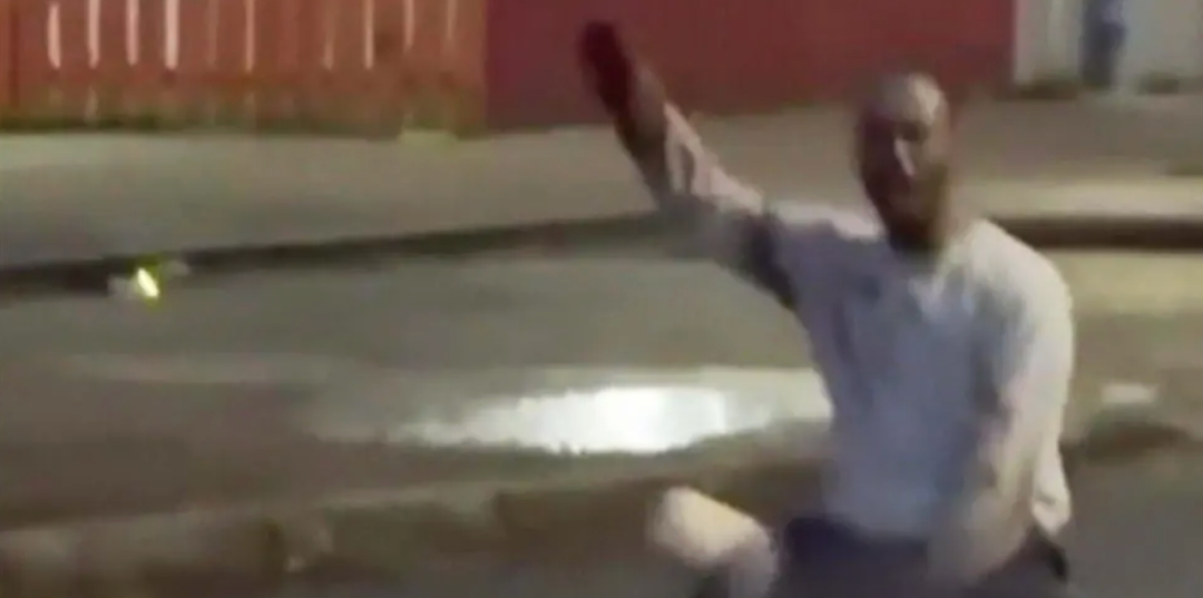 AI生成移民住址，蒙面挨家放火？！北爱尔兰捅人案引发全城骚乱（组图） - 5