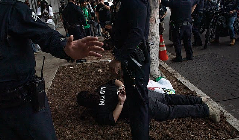 全美抗议升级!水泥块砸向警察、催泪弹弥漫街头,多地爆发正面对抗(组图) - 27