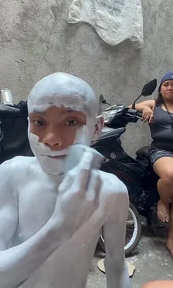 少年低成本Cos弗利萨大王,结果乳胶漆洗不掉,悲剧了(组图) - 4
