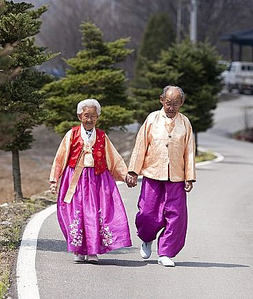 感动全网纪录片102岁女主去世!与夫相守76年,朴素爱情惹哭观众(组图) - 2
