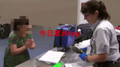中国大妈入境澳洲，开箱翻出沾满油“诡异”塑料袋！大妈回答完后，海关妹子当场崩溃…… - 25