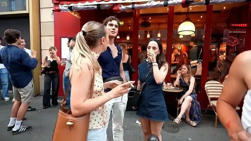 20岁网红“打药”走秀，为了流量，时尚圈脸都不要了 - 24