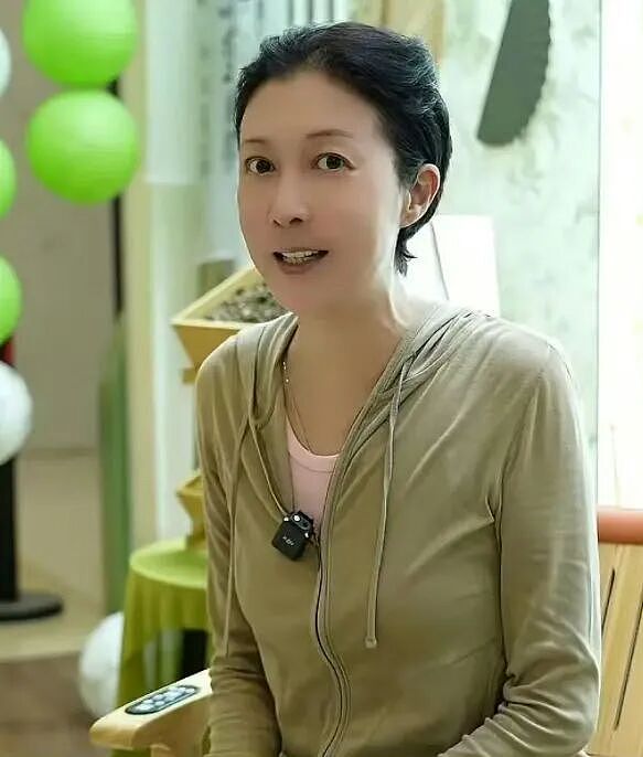 吴绮莉直播首度回应:成龙从未要求亲子鉴定,是我主动选择独自承担 - 6