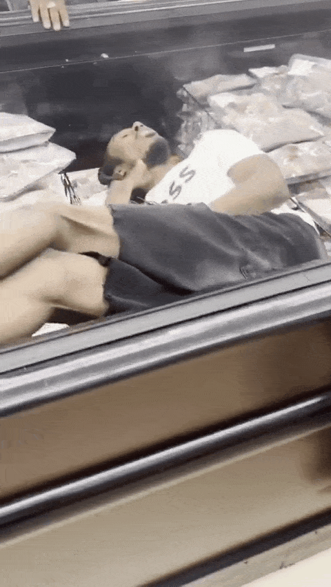 为凉快,美国一对男女竟躺进超市肉类冷柜乘凉,网友:AI的吧?! - 3