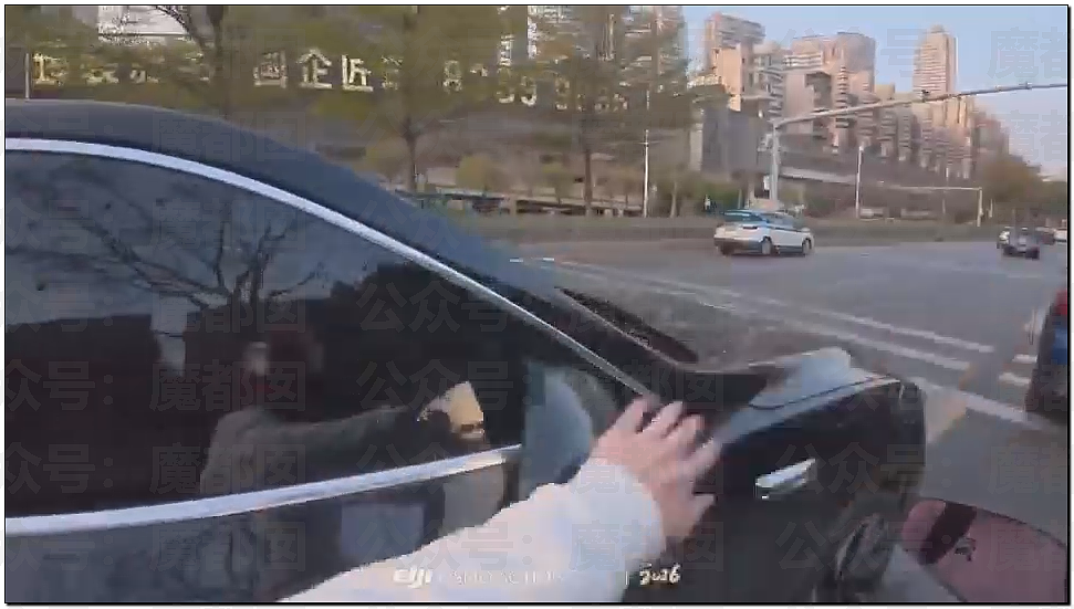 热搜爆了！何润东再扮项羽现身苏超赛场，因“粉底液将军”躺赢（组图） - 48