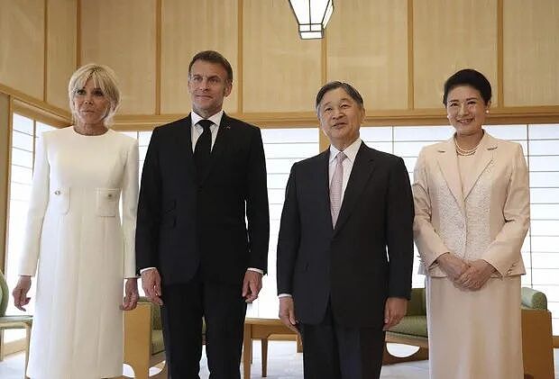 马克龙飞机上被妻子打耳光，竟是因为被抓包和美女演员互发暧昧调情短信？！（组图） - 5