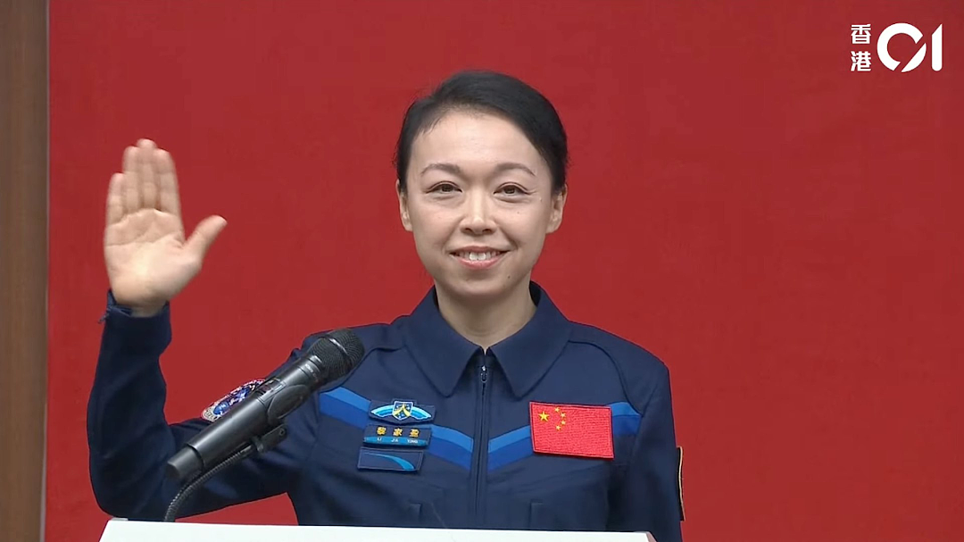 三年级差点退学，44岁飞向太空：香港首位女航天员的“不设限人生”（组图） - 4