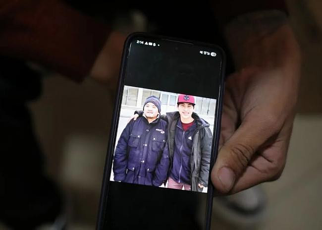 华人8岁来到加拿大,却开启地狱难度!寻亲成功父子抱头痛哭、还是无奈离开(组图) - 5