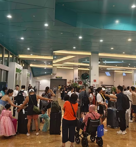 5000人滞留新加坡码头近1天、酒店像“难民营”…迪士尼邮轮曝重大故障!现场哭声一片险失控 - 6