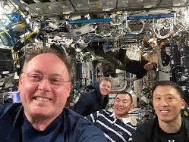 在太空漂着，忽然发现自己不会说话了！NASA：立刻终止，快回地球！（组图） - 7