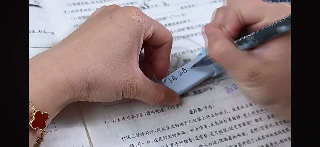 学生戴AI眼镜作弊、学校用AI巡考抓人，考场快成谍战片了 - 17