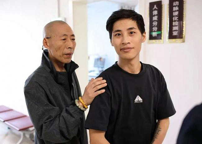 华人8岁来到加拿大,却开启地狱难度!寻亲成功父子抱头痛哭、还是无奈离开(组图) - 1