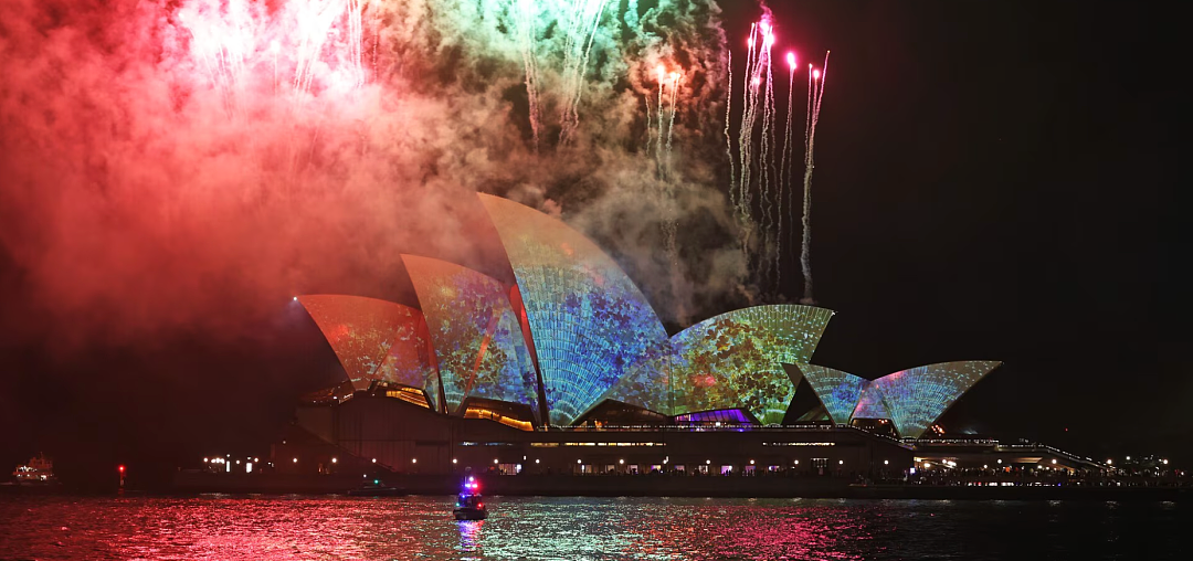 炸裂！Vivid Sydney遭批！大尺度巨型“性感热舞”投影惹怒家长！民众怒喷“低俗不堪”！官方解读引全网热议！此前无人机表演突发意外！ - 5