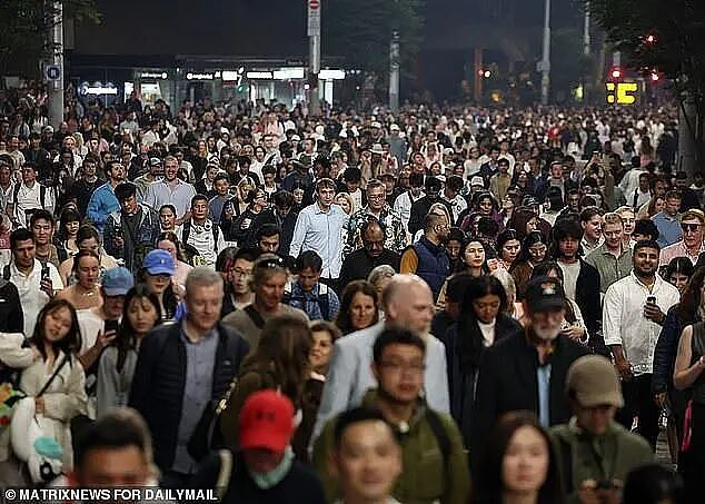 突发！东航宣布大幅削减中澳航班！澳总理：华人PR正在被逼离开澳洲（组图） - 6